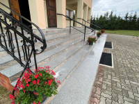 schody głównego wejścia po remoncie