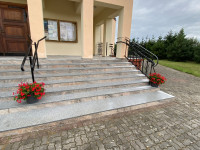 schody głównego wejścia po remoncie